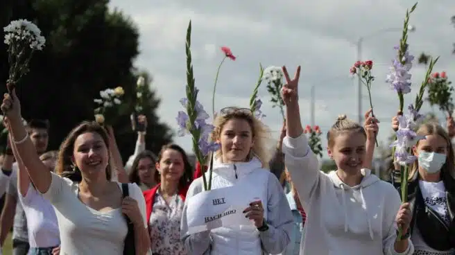 La revolución de las mujeres de blanco en Bielorrusia cerca a Lukashenko