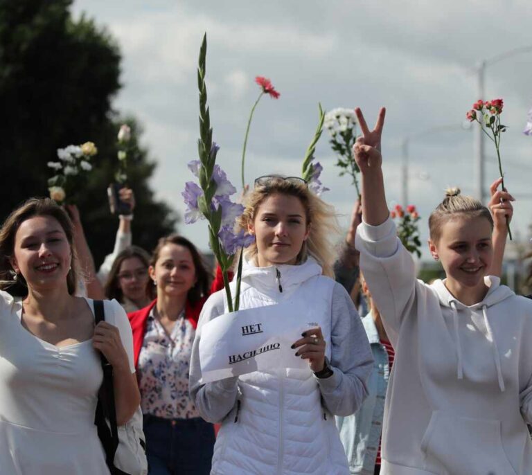 La revolución de las mujeres de blanco en Bielorrusia cerca a Lukashenko