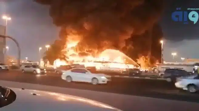 Un gran incendio arrasa un mercado de Emiratos Árabes Unidos
