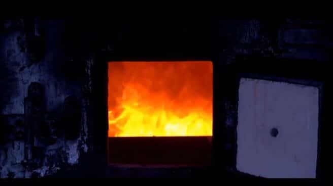 Imagen de las llamas de un horno crematorio.