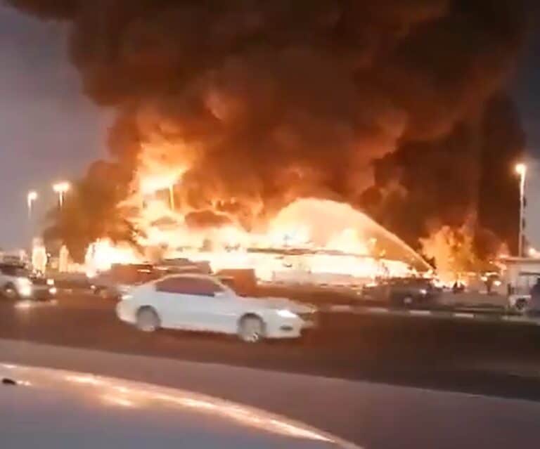 Un gran incendio arrasa un mercado de Emiratos Árabes Unidos