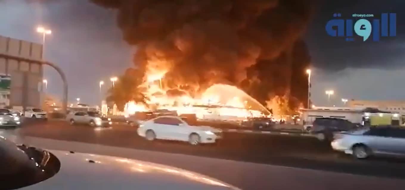 Un incendio en un mercado de Ajman, Emiratos Árabes Unidos.