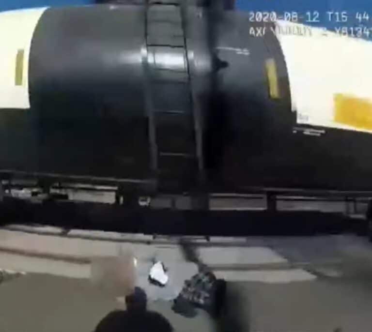 Una agente de policía salva a un hombre de ser atropellado por un tren