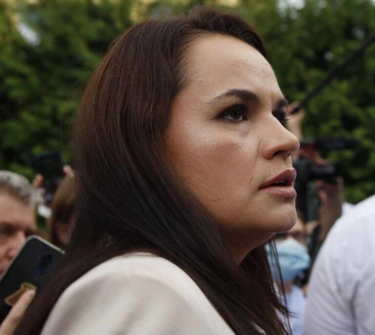 La líder opositora bielorrusa se ofrece para encabezar la transición tras Lukashenko