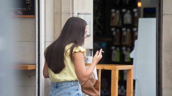 Fumadora en una terraza.