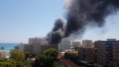 Un incendio en un hotel de Benicàssim afecta a diez vehículos y genera una densa columna de humo