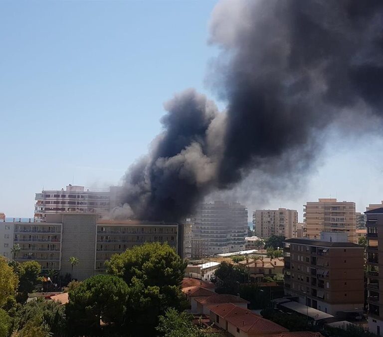 Un incendio en un hotel de Benicàssim afecta a diez vehículos y genera una densa columna de humo