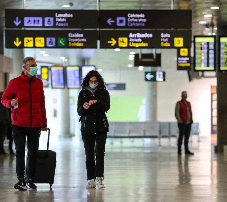 La controvertida práctica de las aerolíneas: vender 'billetes fantasma' para lograr liquidez