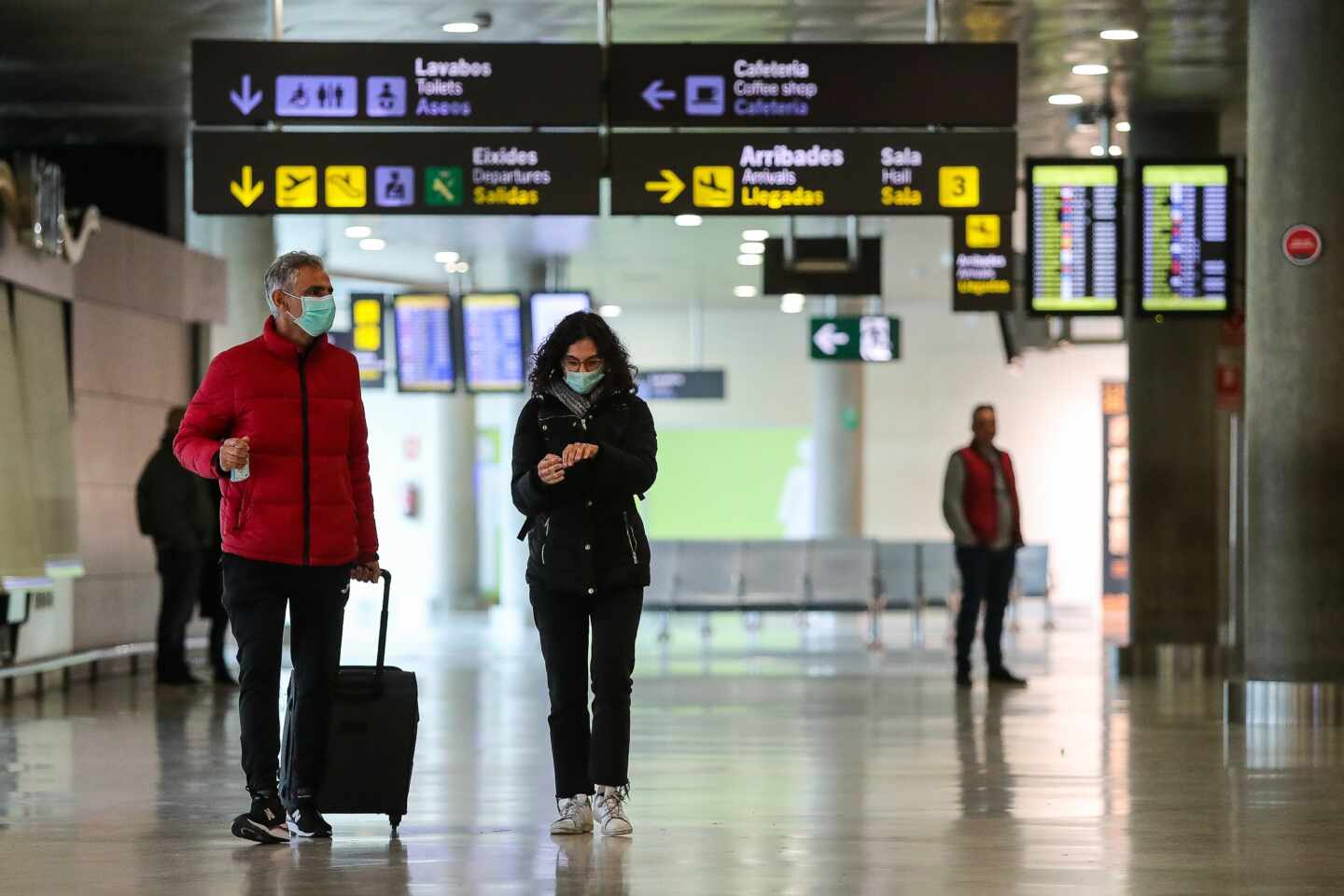 La controvertida práctica de las aerolíneas: vender 'billetes fantasma' para lograr liquidez