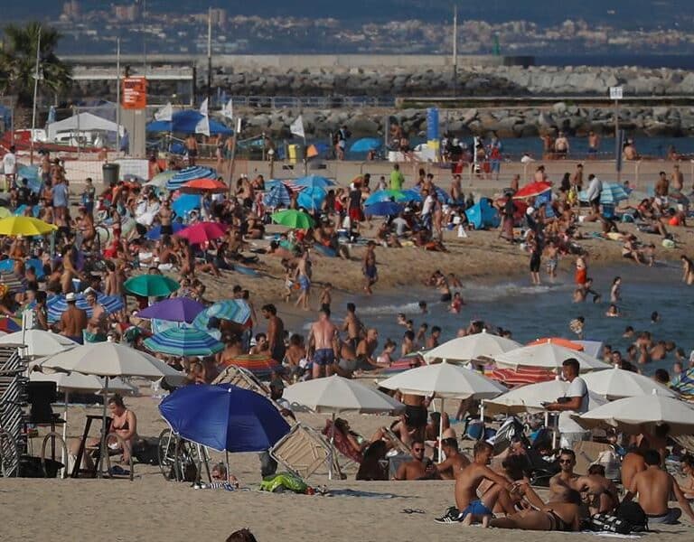 Cierran 3 playas de Barcelona por exceso aforo en primer día temporada alta