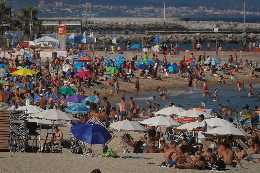 Cierran 3 playas de Barcelona por exceso aforo en primer día temporada alta