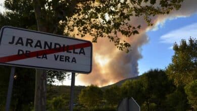 El fuego arrasa las sierras de Huelva y Cáceres