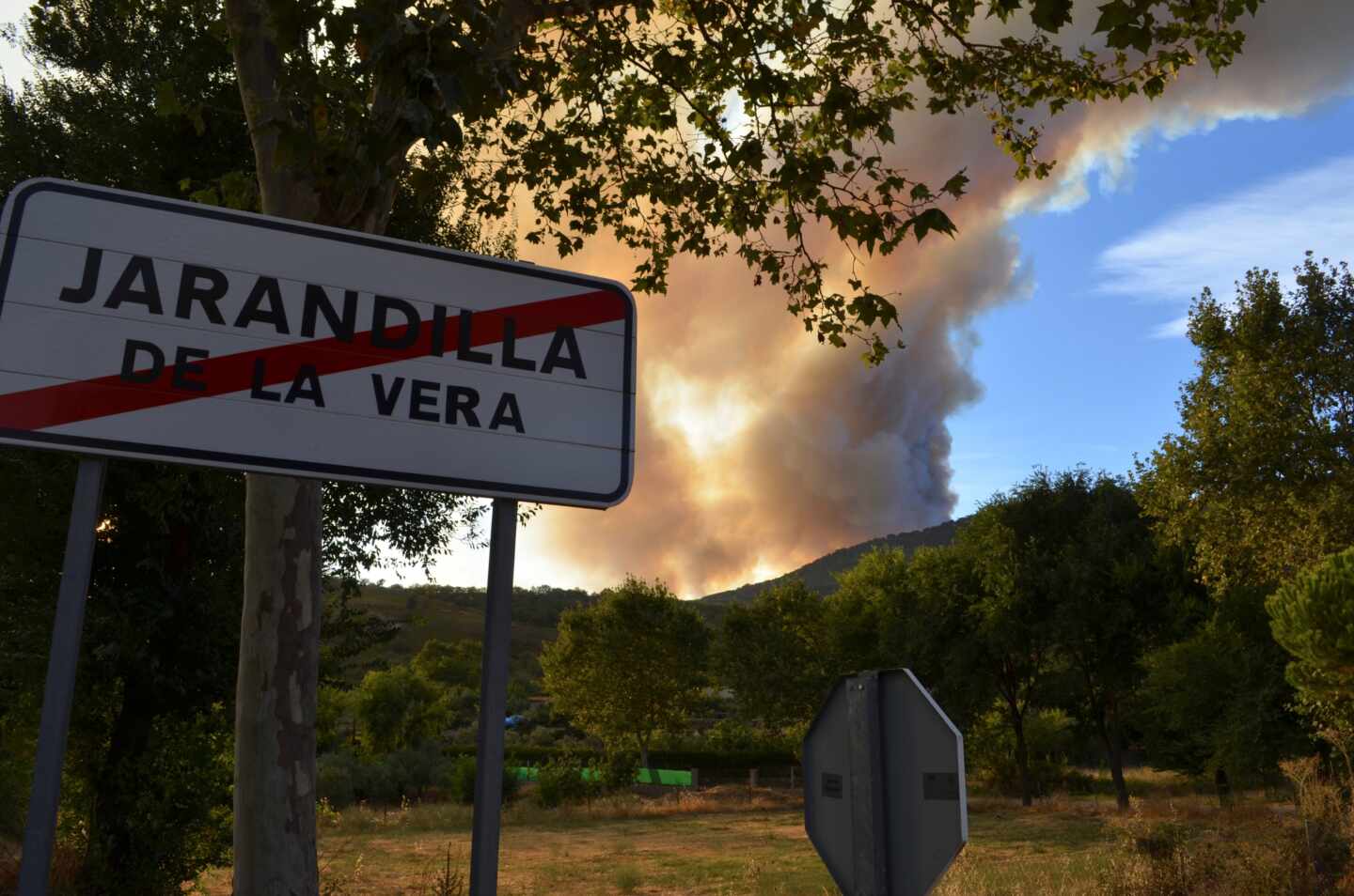 El fuego arrasa las sierras de Huelva y Cáceres