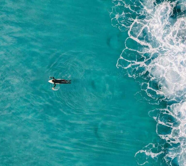 Rescatan a un surfista que se metió en el agua con bandera roja y obviando advertencias de los socorristas