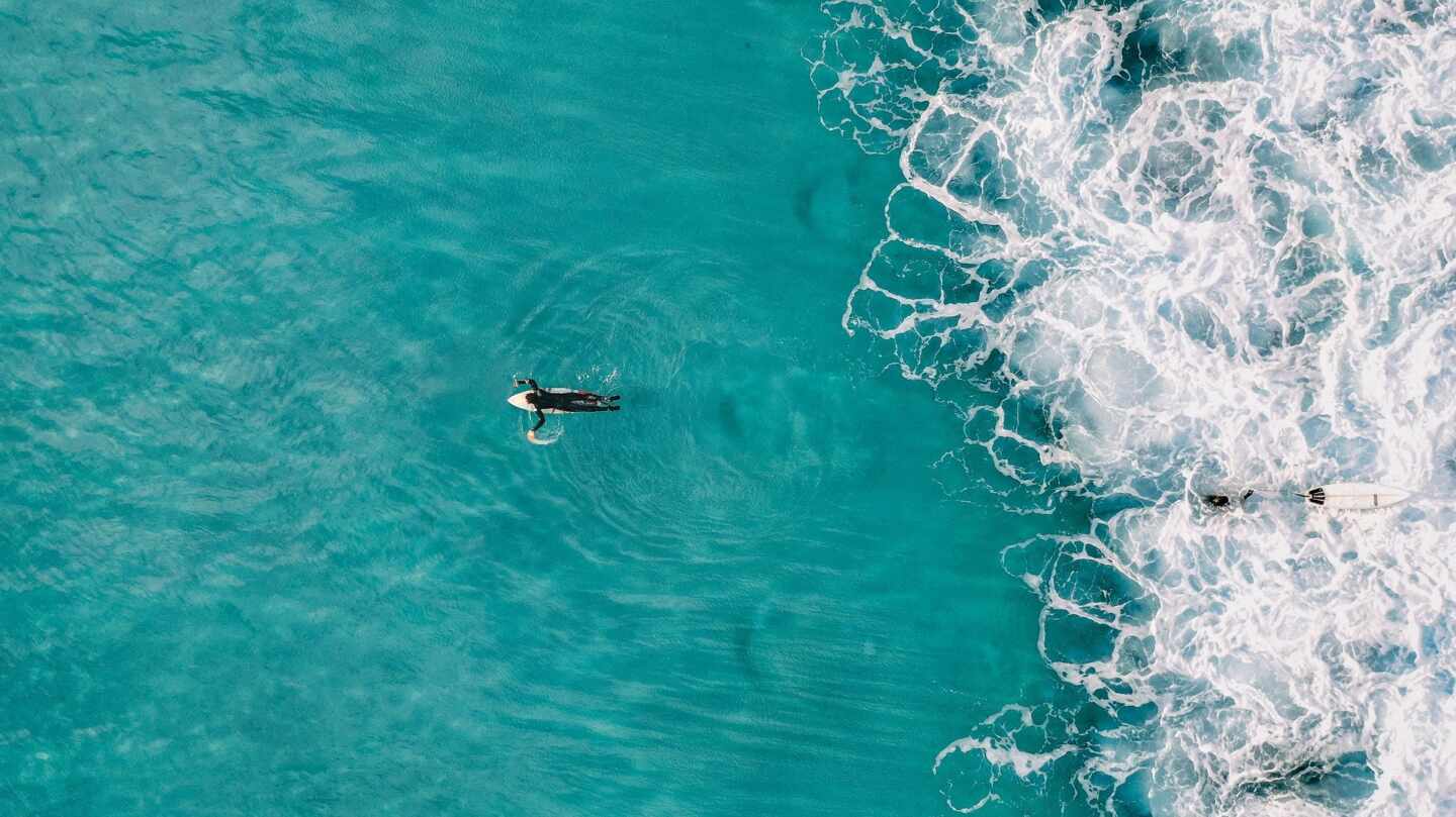 Rescatan a un surfista que se metió en el agua con bandera roja y obviando advertencias de los socorristas