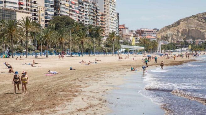 Ciudadanos descansando en una playa.