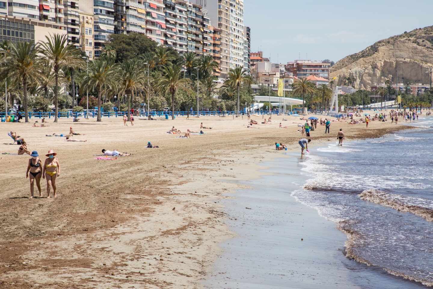 Ciudadanos descansando en una playa.