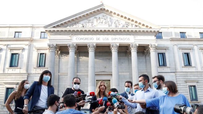 Cayetana Álvarez de Toledo atiende a la prensa a las puertas del Congreso. Cayetana Álvarez de Toledo atiende a la prensa a las puertas del Congreso.