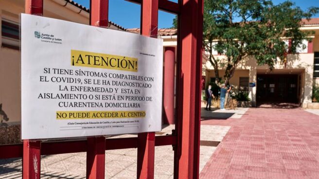 Cartel colocado a la entrada de un colegio en Ávila.