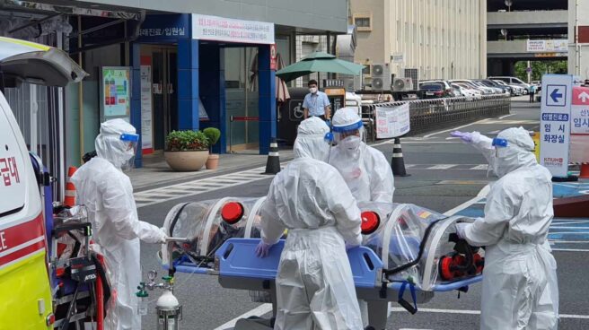 Atención a un contagiado por coronavirus en Corea del Sur.