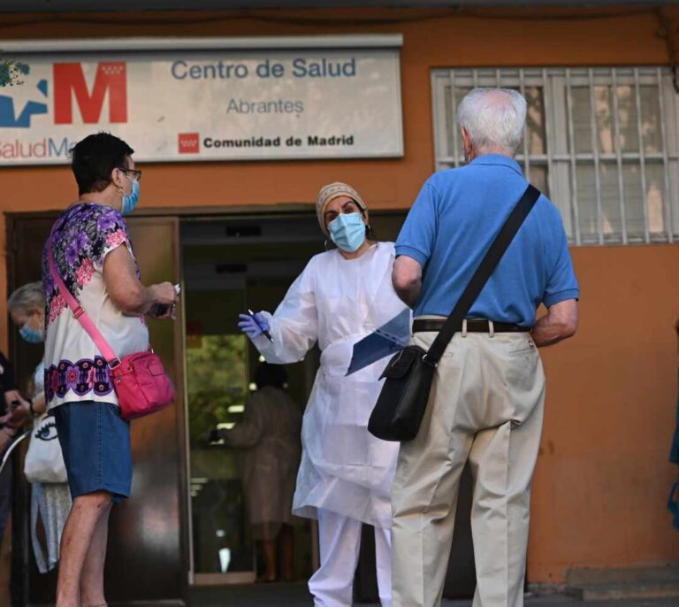 Madrid necesita 1.000 médicos de atención primaria para afrontar la epidemia