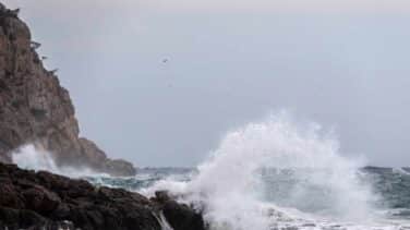 Altas temperaturas, precipitaciones, tormentas y oleaje ponen en riesgo a ocho comunidades hoy