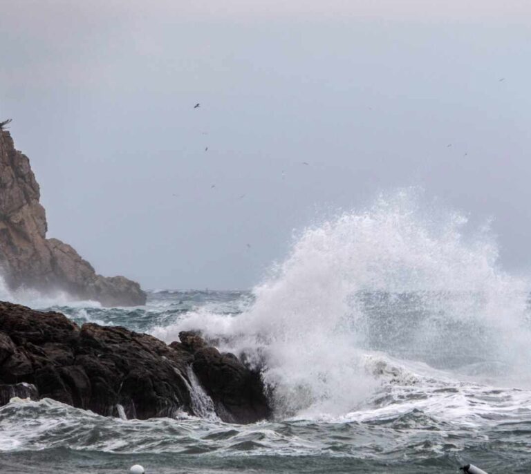 Altas temperaturas, precipitaciones, tormentas y oleaje ponen en riesgo a ocho comunidades hoy