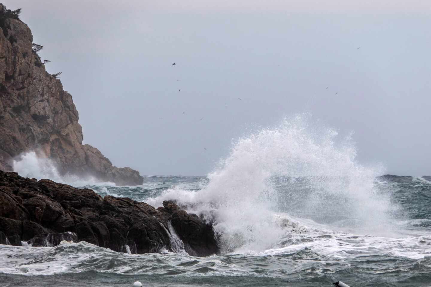 Altas temperaturas, precipitaciones, tormentas y oleaje ponen en riesgo a ocho comunidades hoy