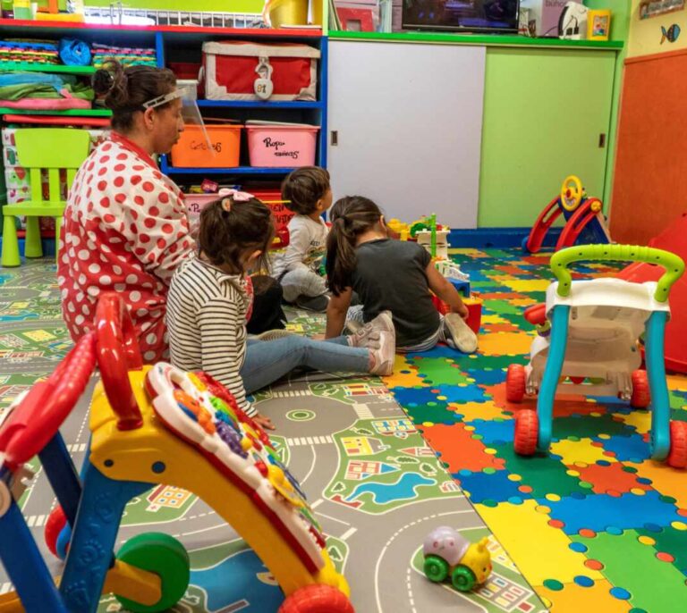 Reducción de jornada y sueldo pactada con la empresa: la opción de Trabajo para cuidar de tus hijos