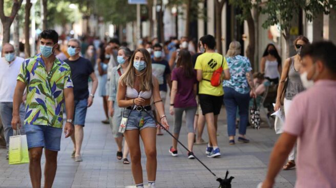 Varias personas con mascarilla.