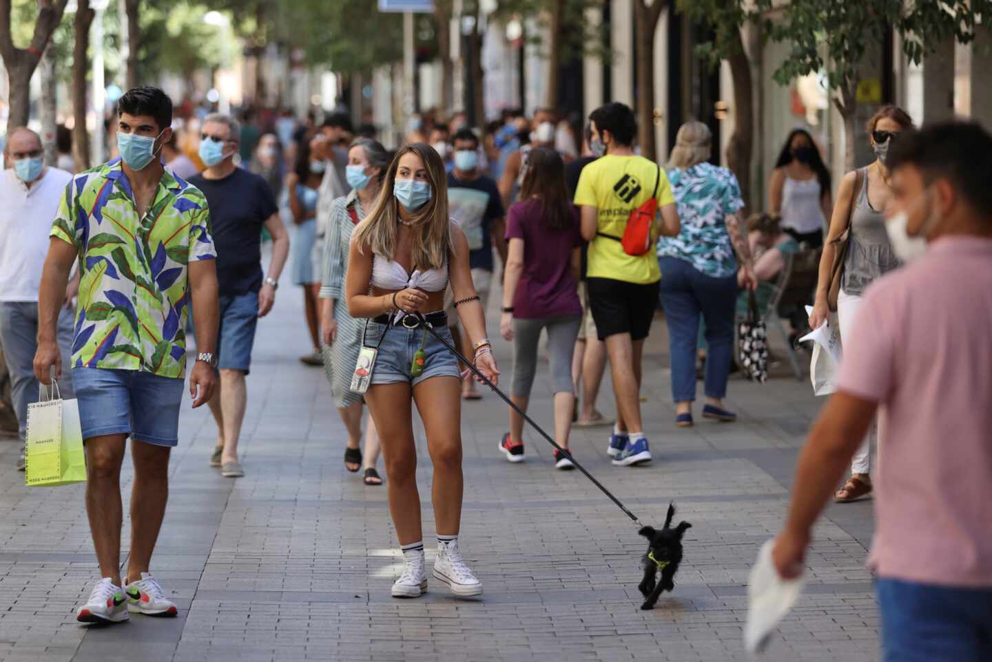 Varias personas con mascarilla.