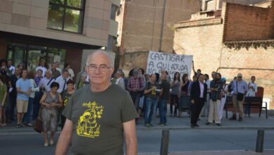 El curandero Pàmies reúne a mil personas en un acto con abrazos, besos y sin mascarillas