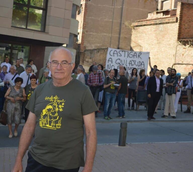 El curandero Pàmies reúne a mil personas en un acto con abrazos, besos y sin mascarillas