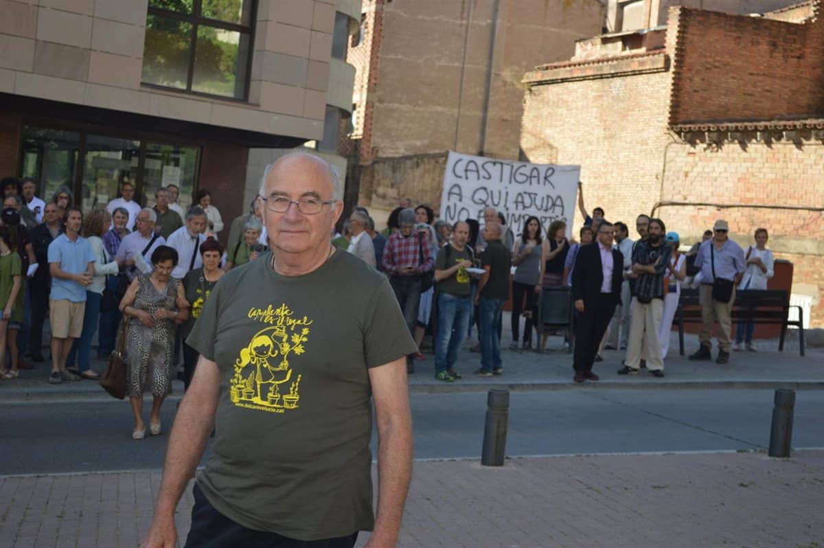 El curandero Pàmies reúne a mil personas en un acto con abrazos, besos y sin mascarillas