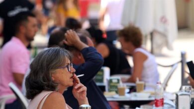 Sanidad debatirá el consumo en barra y la prohibición de fumar en las terrazas si no hay distancia