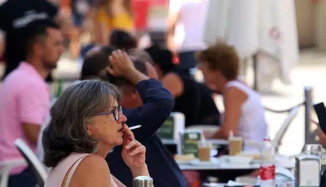 Sanidad pide a las comunidades que prohíban fumar en las terrazas en cualquier circunstancia