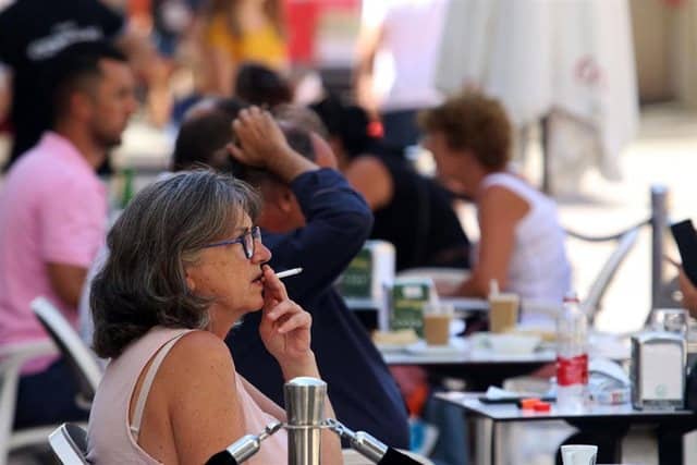 Sanidad pide a las comunidades que prohíban fumar en las terrazas en cualquier circunstancia