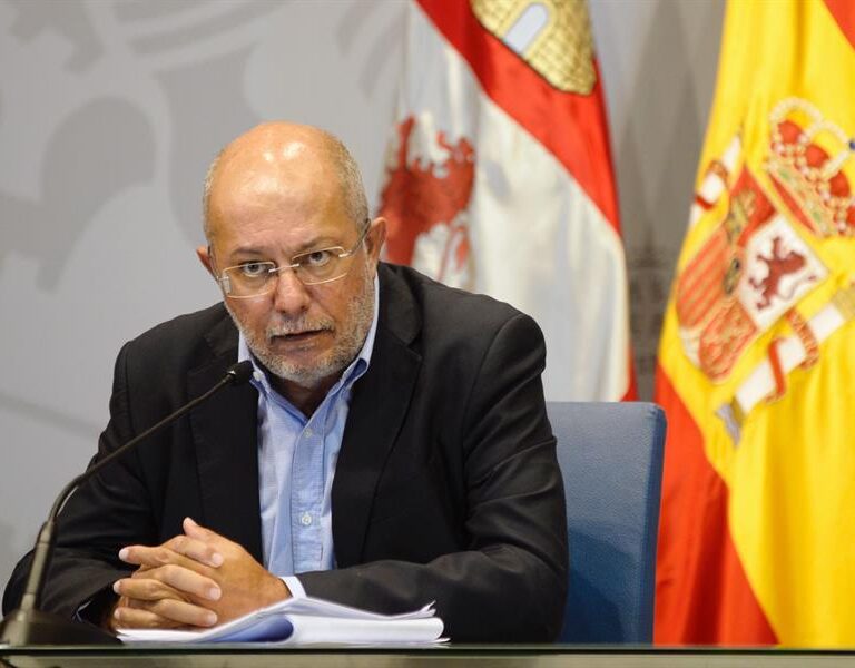 Castilla y León reduce todos los aforos al 50% y obliga a usar mascarilla en las piscinas
