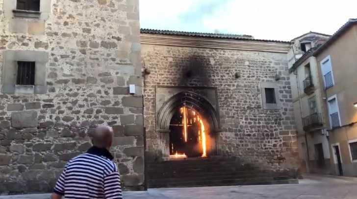 Un incendio causa importantes daños en la iglesia de San Martín de Plasencia