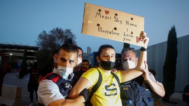 Los Mossos desalojan a aficionados que trataban de irrumpir en el Camp Nou.
