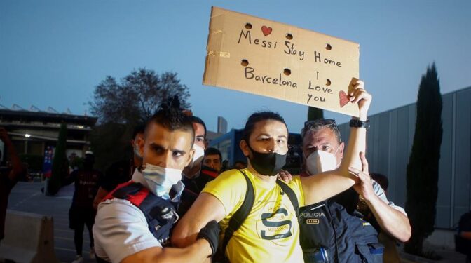 Aficionados del Barcelona irrumpen en el Camp Nou en protesta por la marcha de Messi