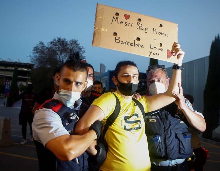 Aficionados del Barcelona irrumpen en el Camp Nou en protesta por la marcha de Messi