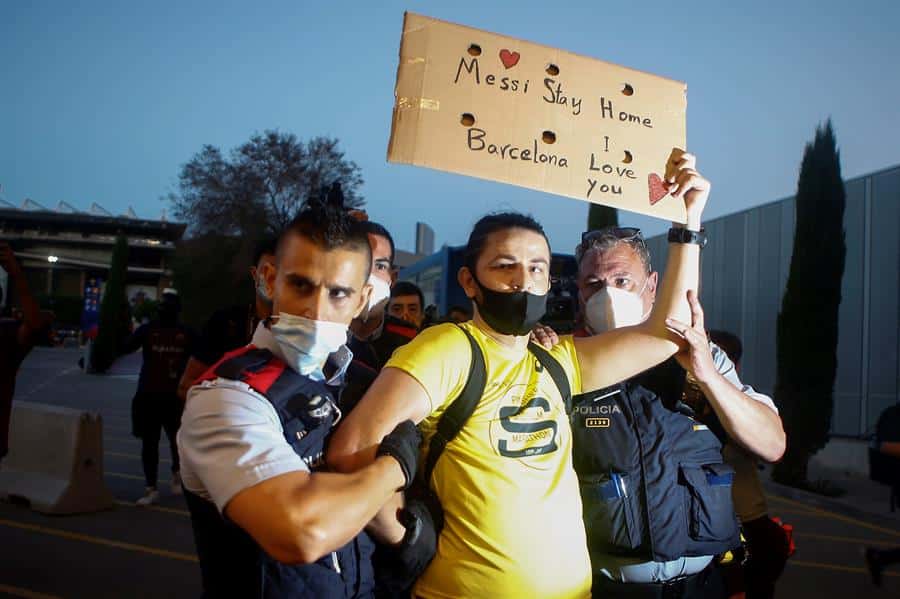 Aficionados del Barcelona irrumpen en el Camp Nou en protesta por la marcha de Messi