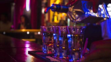 Desalojan otra discoteca del puerto de Alicante con 40 personas bailando en la pista