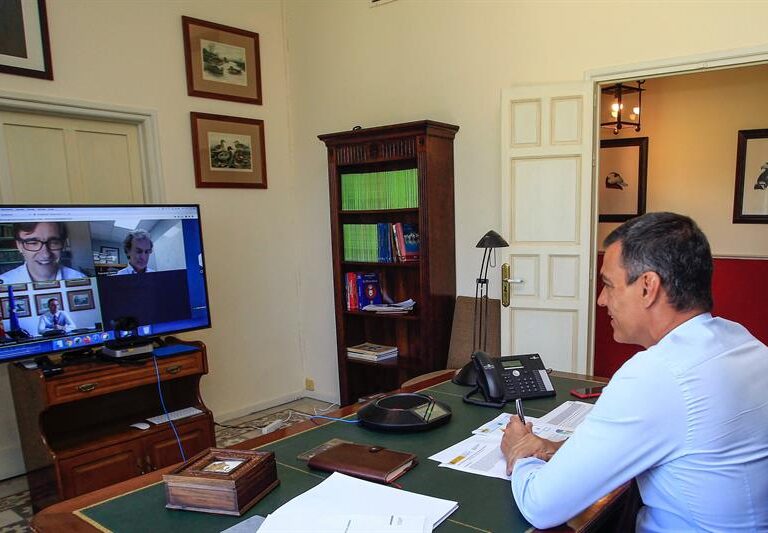 Sánchez, a Illa y Simón: "Otra cosa no, pero datos tenemos un montón"