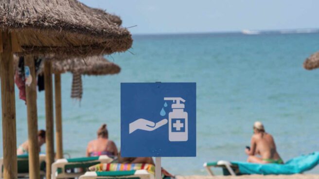 Cartel informativo sobre el uso de gel hidroalcohólico en una playa de Mallorca.