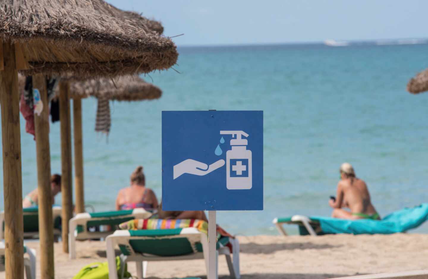 Cartel informativo sobre el uso de gel hidroalcohólico en una playa de Mallorca.