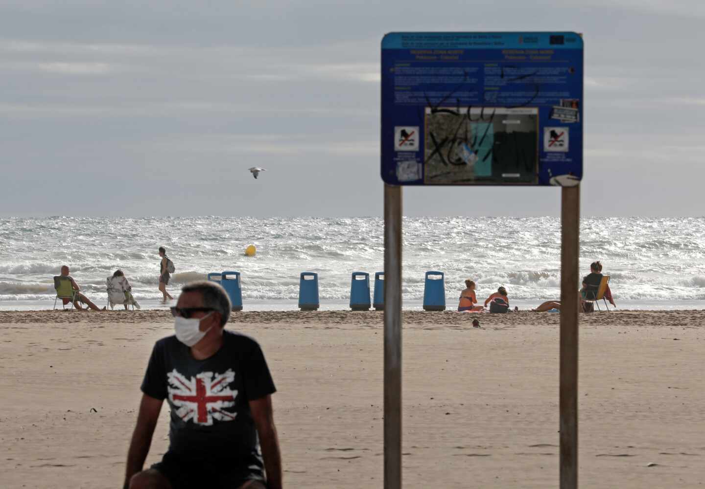 Bañista con mascarilla en la playa de la Malvarrosa de Valencia.