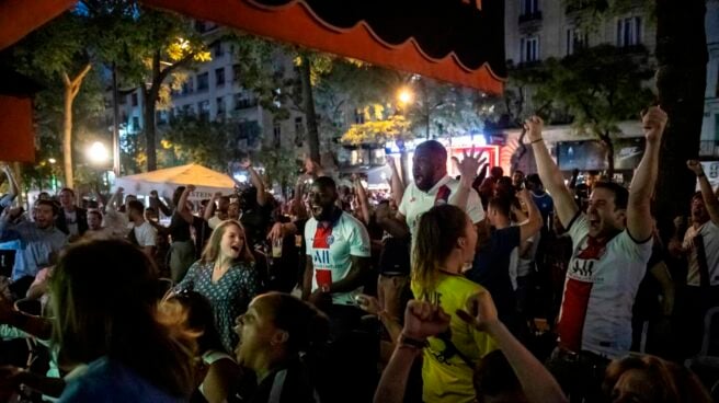 Aficionados del Paris Saint Germain celebran el pase a la final en las calles de la capital francesa.