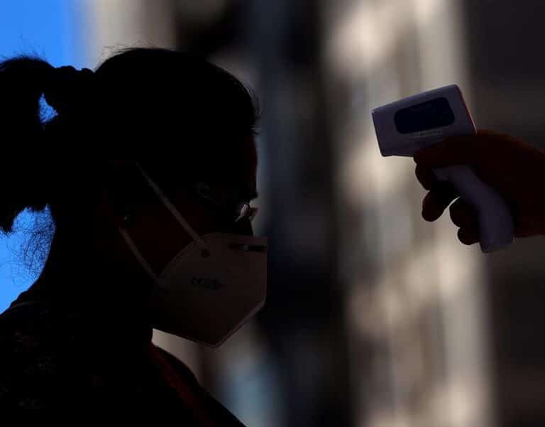 Un hongkonés que viajó a España, primer reinfectado por coronavirus del mundo